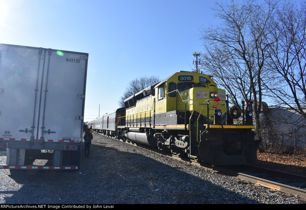 Though the lighting was an issue, this is a shot of the 3016 on the point of the Susquehanna Toys for Tots train as it is stopped along Royal Ave just north of Central Avenue.